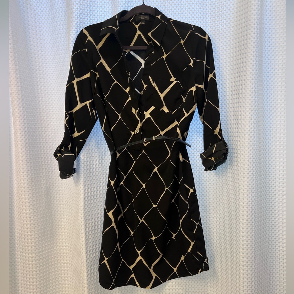 Black & white pattern button up shirt dress, super chic, size small. The Limited